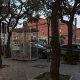 Non solo. La strada conserva anche quattro cabine telefoniche (anche se appena quattro anni fa ne contammo ben 12)...